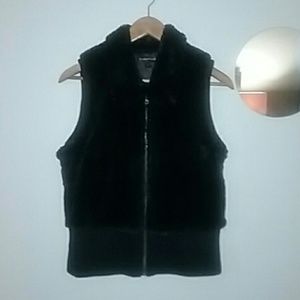EUC Women's Faux fur vest in black. Size Large.